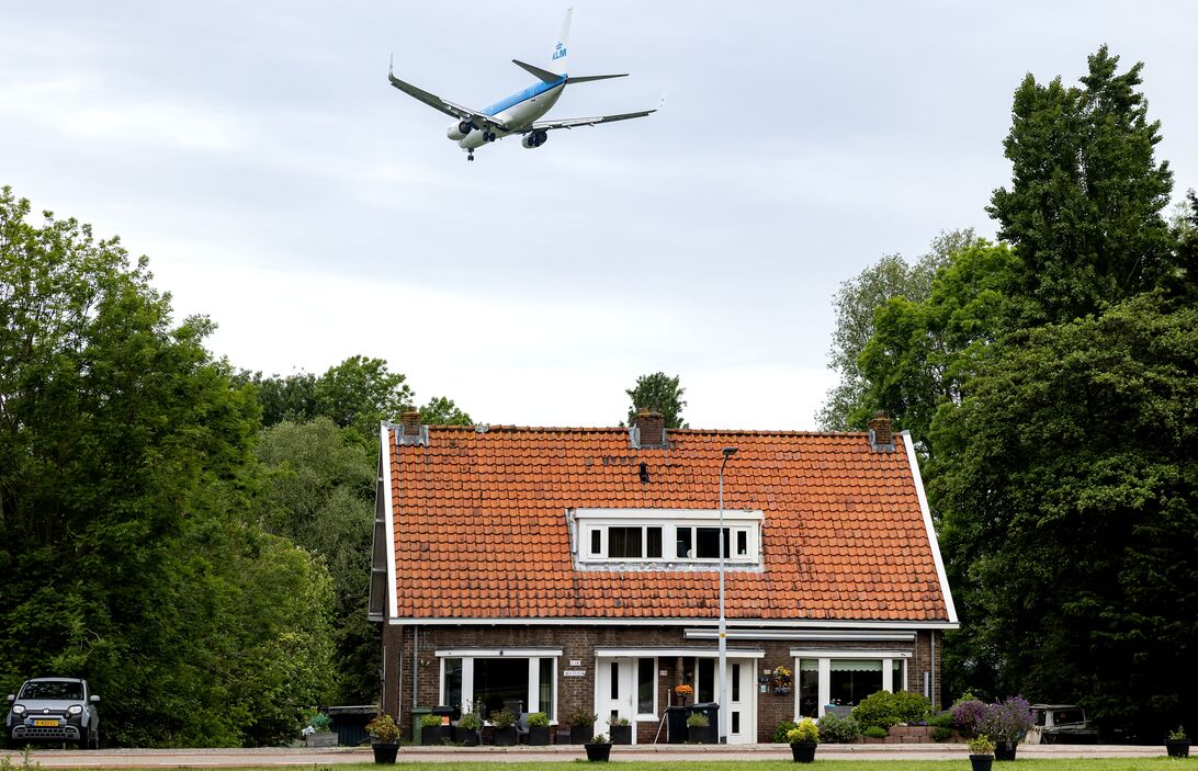 Kamer worstelt met besluit over Schiphol, Karremans wil ‘uit het moeras’