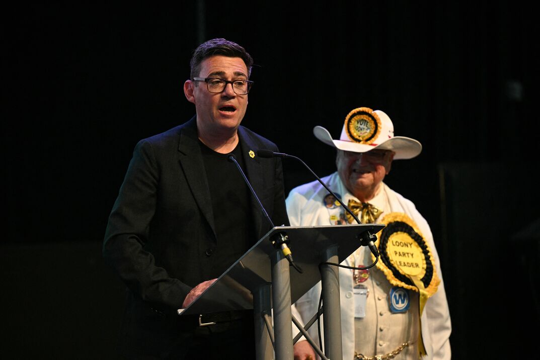 Andy Burnham wint cruciale zetel en kan Starmer gaan uitdagen
