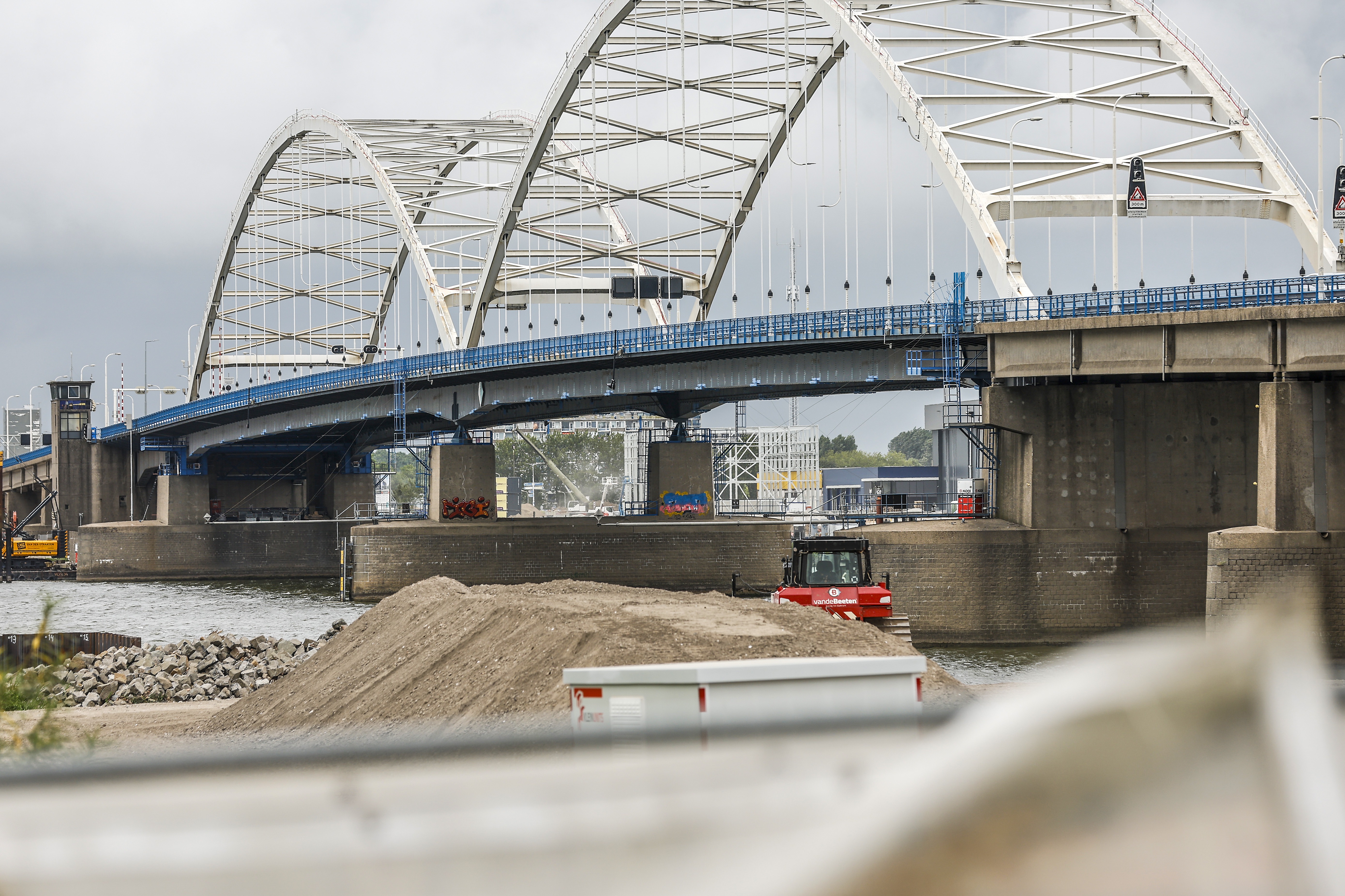 Image for Merwedebrug tijdelijk dicht voor vrachtverkeer vanwege ‘constructieve veiligheid’