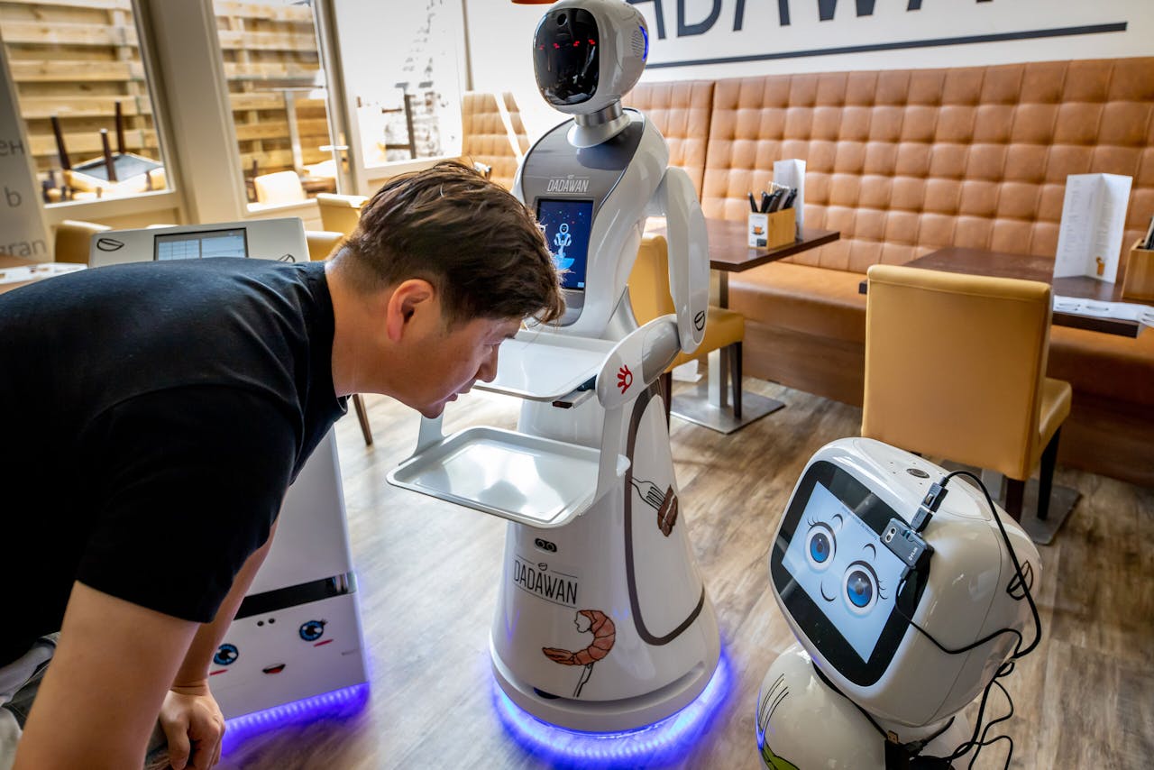 Danny Deng van restaurant Dadawan in Maastricht instrueert zijn robots.