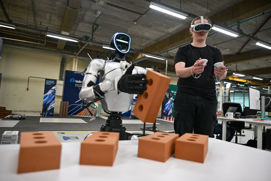 In Schiedam leren robots met vallen en opstaan hoe het is om mens te zijn