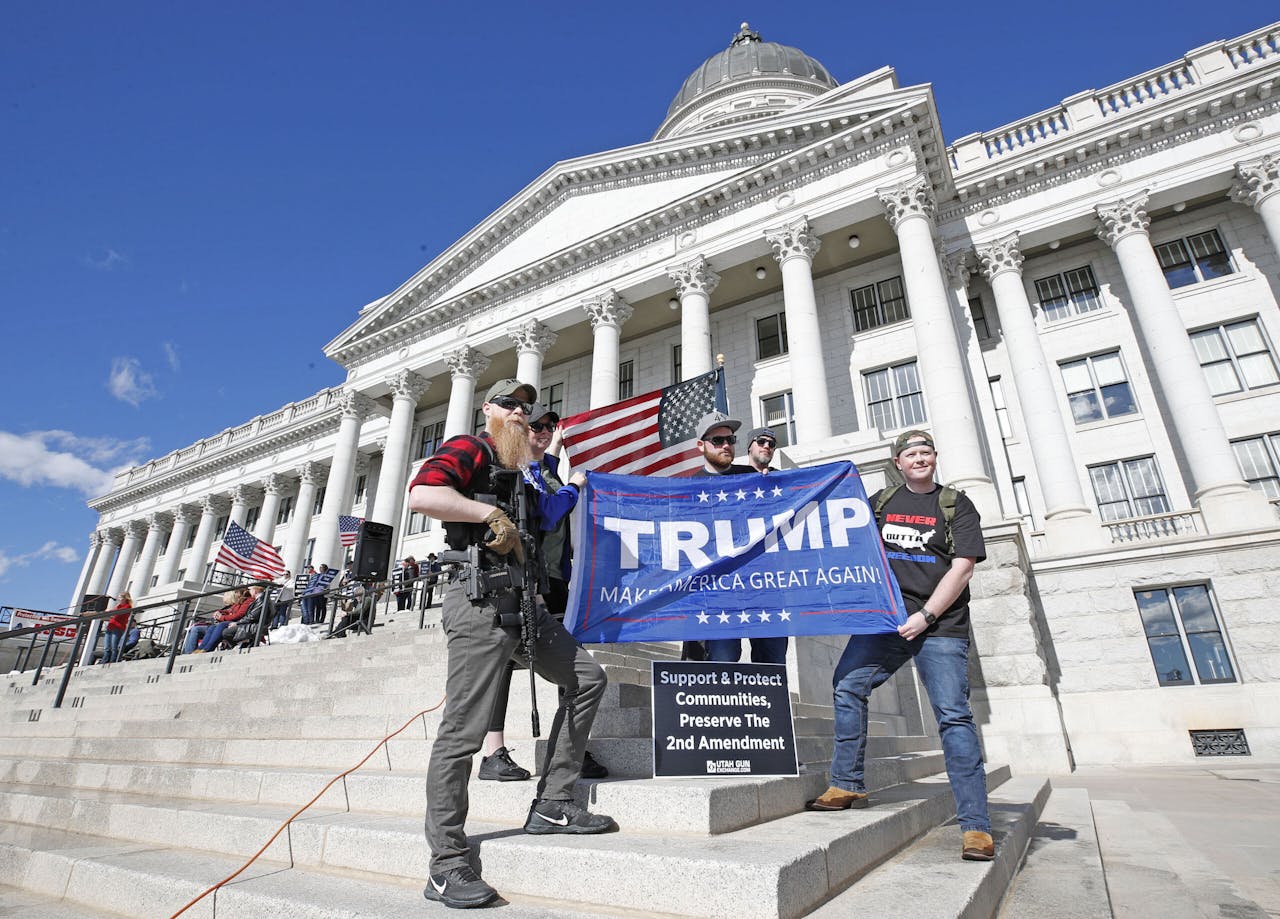 Gewapende Trump-aanhang op de stoep van het Capitool in Utah