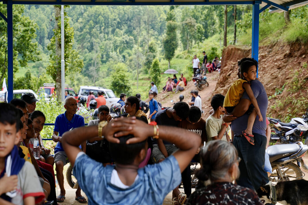 In het Nepalese Dhunge vluchten reddingsteams en bewoners de bergen in uit angst voor nieuwe overstr