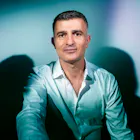 Image for the article: Mahdi Abdulrazak voorkomt datalekken in plaats van ze te repareren: ‘Zonder AI was dit niet mogelijk’