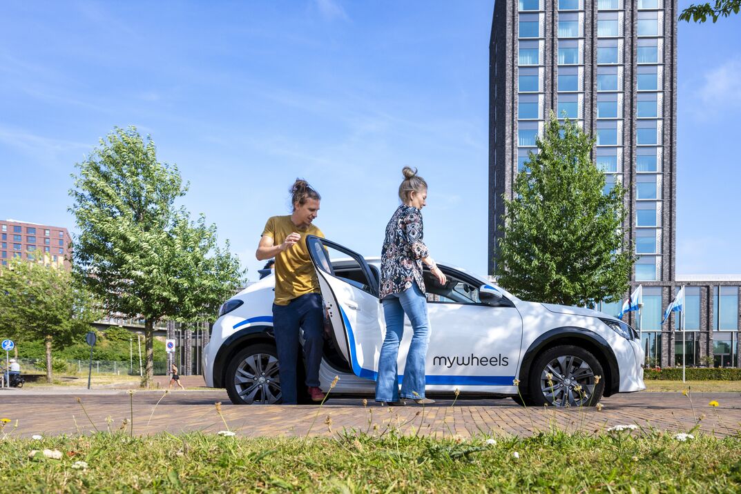 Staking jaagt reizigers op deelauto's en Flixbus: prijzen stijgen