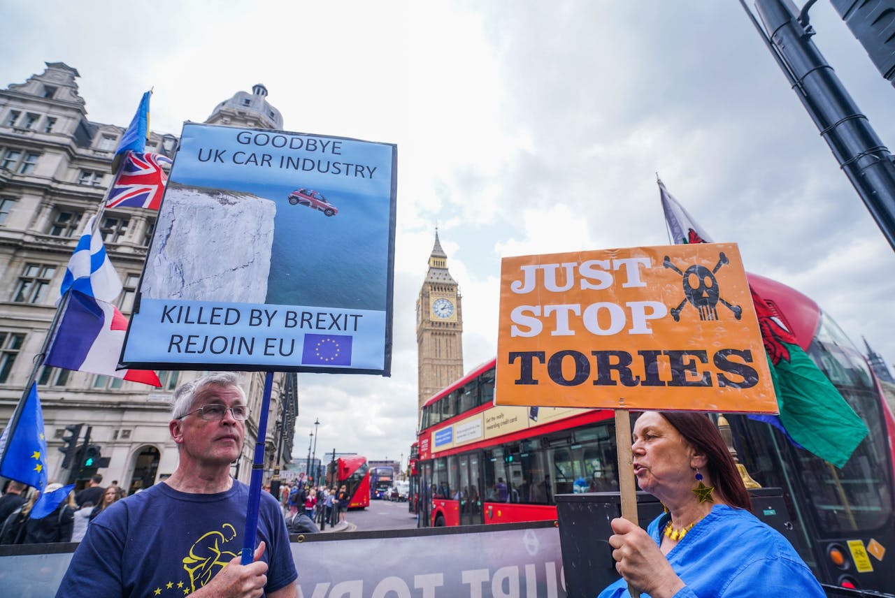 Demonstranten protesteren bij Westminster in Londen. De Britse kiezer keert zich tegen de Conservatieve Partij.