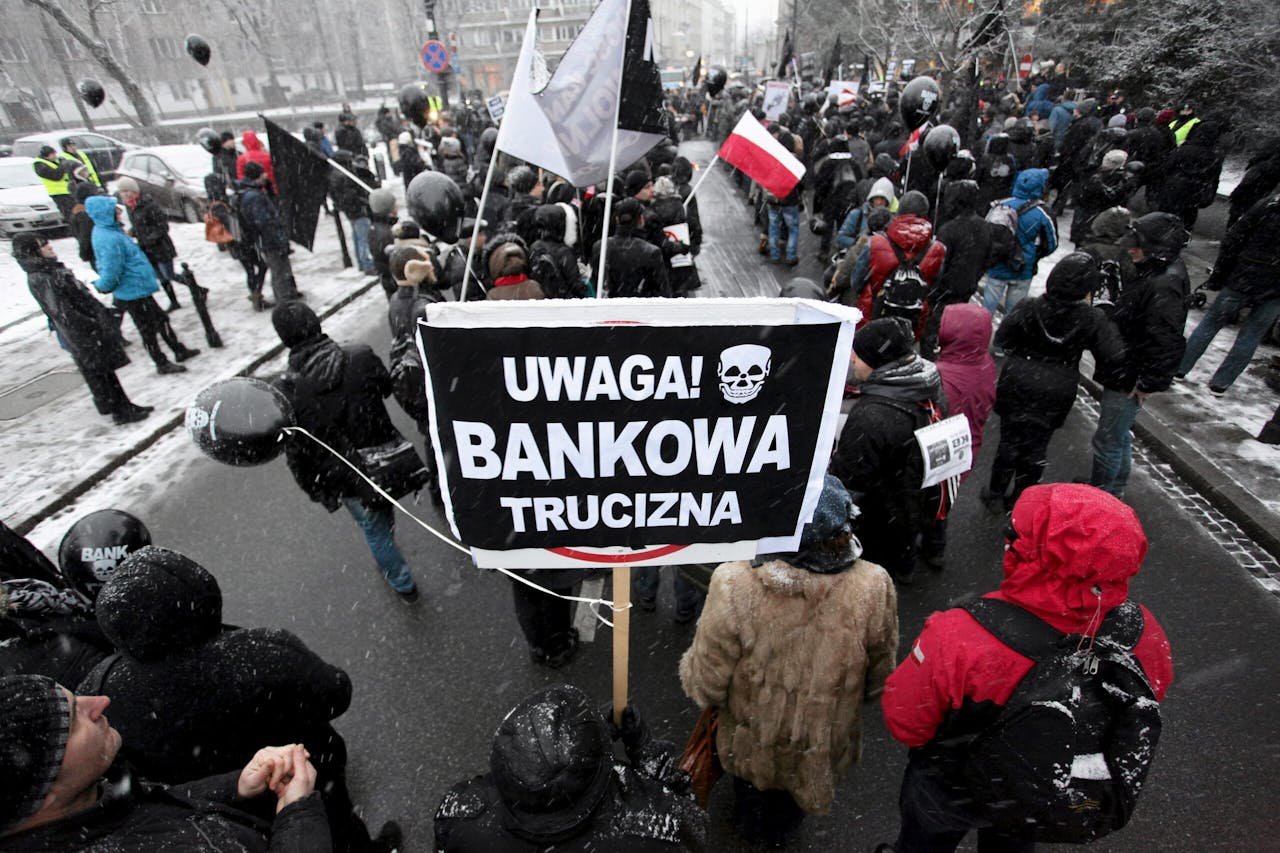 Boze Poolse huizenbezitters demonstreren in 2016 bij het parlement in Warschau tegen de banken die hen hypotheken in Zwitserse franc verkochten.