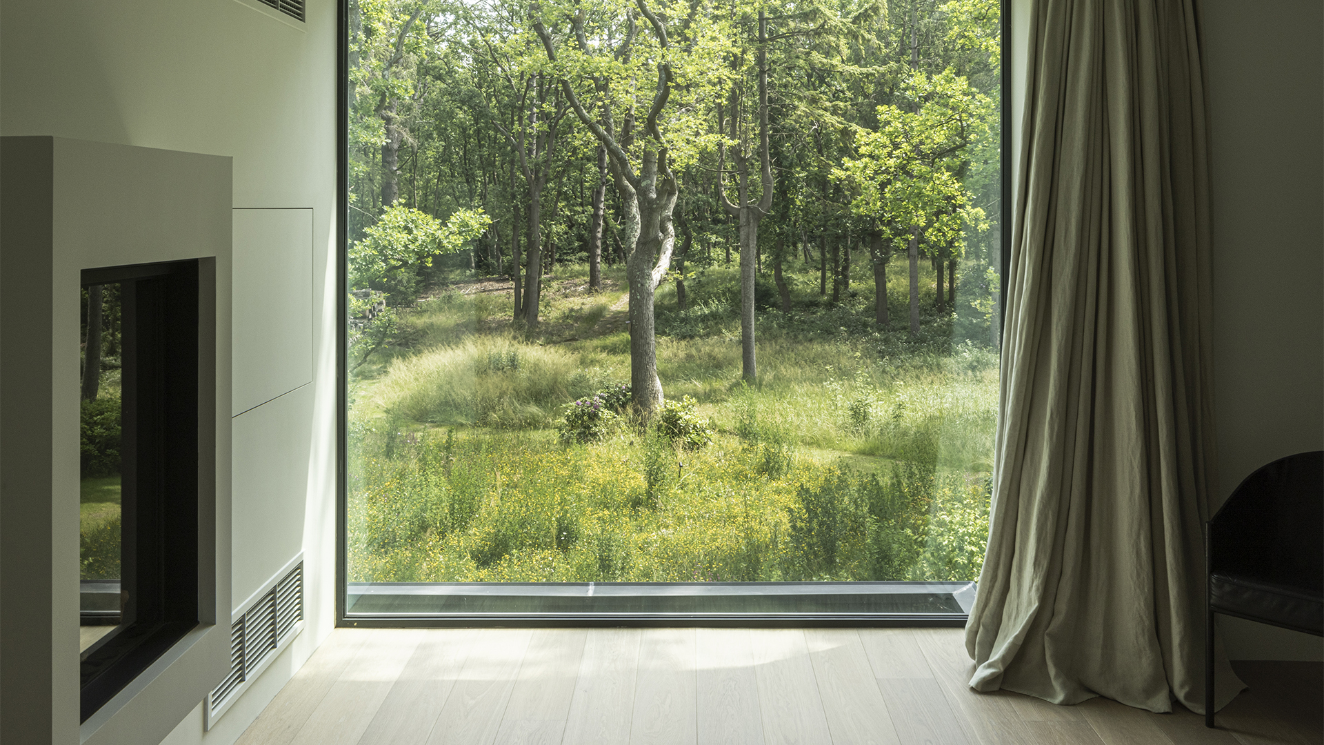 Een villa in het bos bij Wassenaar vol kunst en natuurgezichten