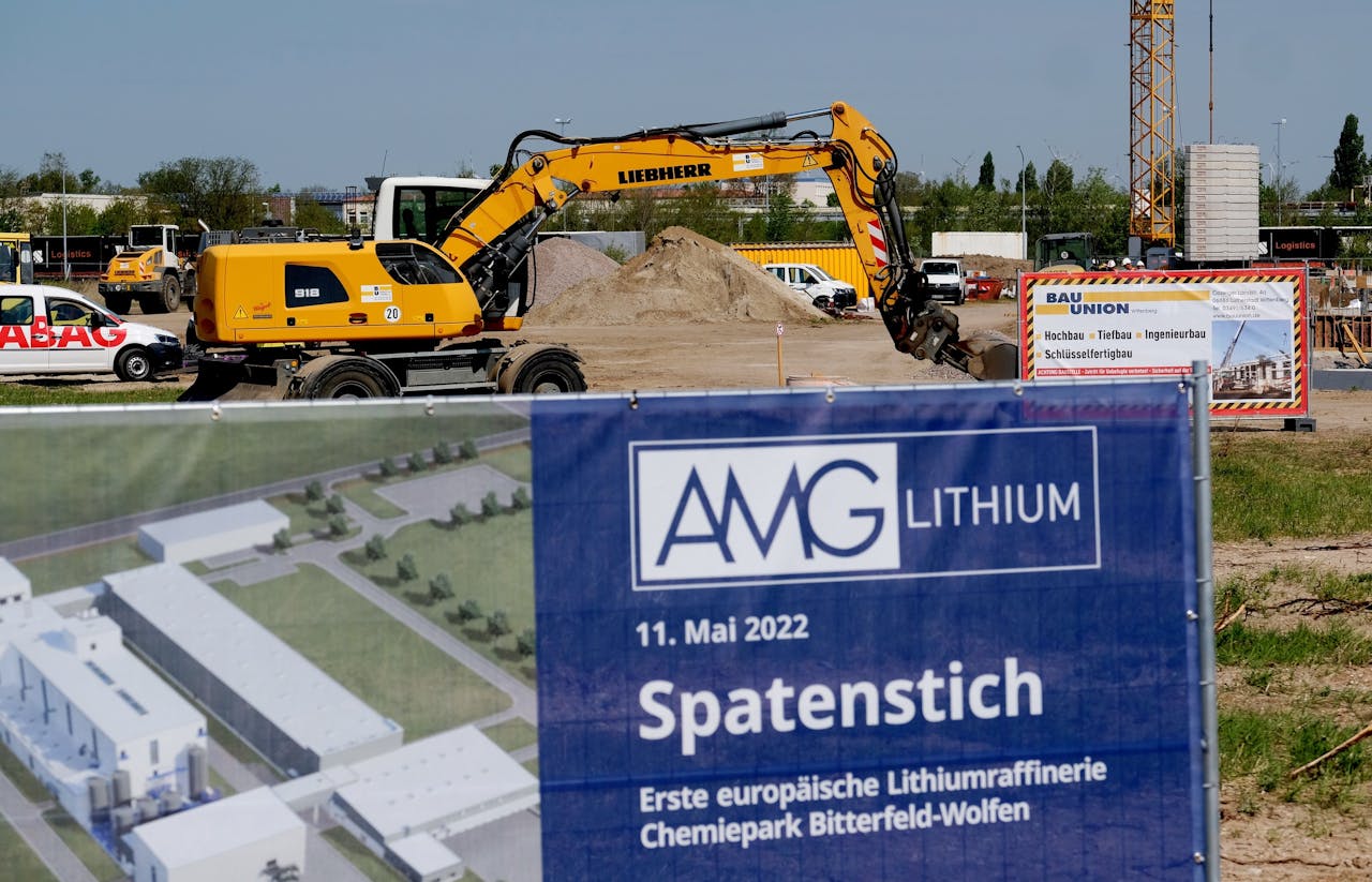 Advanced Metallurgical Group (AMG) bouwt in Duitsland de eerste fabriek voor de verwerking van lithium in Europa.