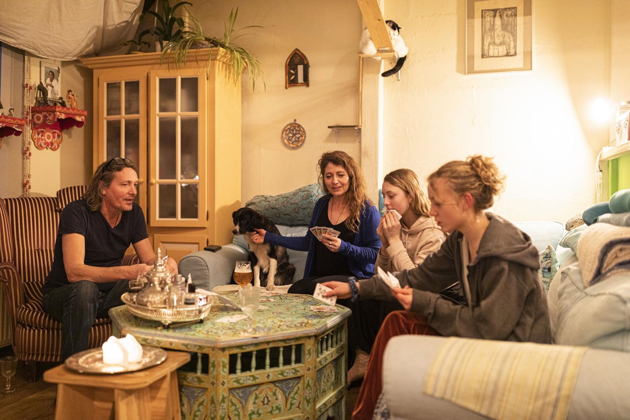 Het gezin van Richard Hakkenes en Vimala Nijenhuis speelt 's avonds een spelletje, zoals klaverjassen of Twister.