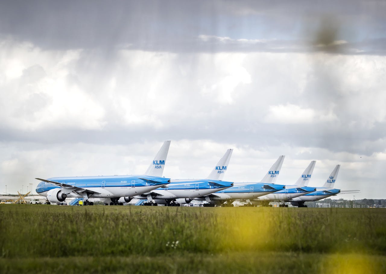 Toestellen van de KLM staan geparkeerd op luchthaven Schiphol. KLM voert vanwege de coronacrisis veel minder vluchten uit.