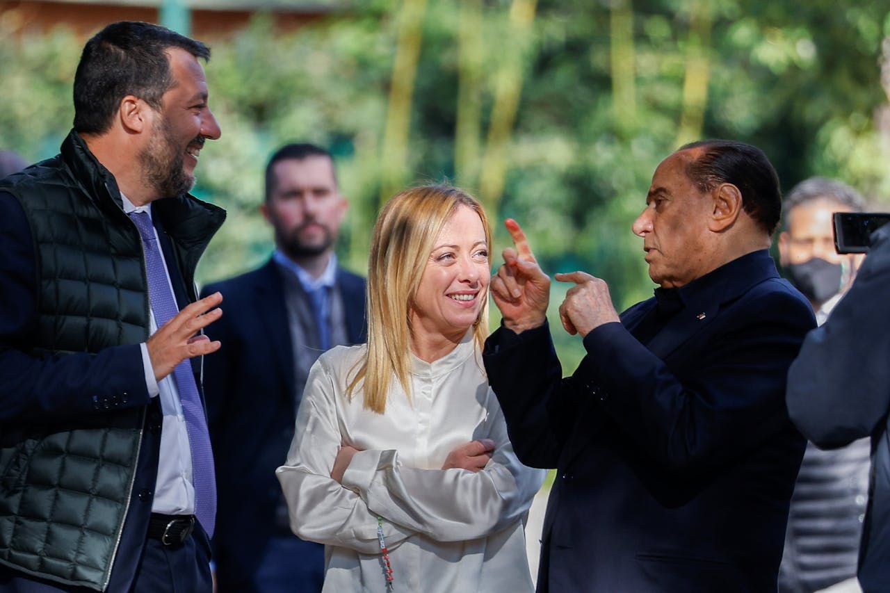 Berlusconi (r) legt zijn rechtse kompanen Giorgia Meloni (Fratelli d'Italia, midden) en Matteo Salvini (Lega) uit hoe het zit.