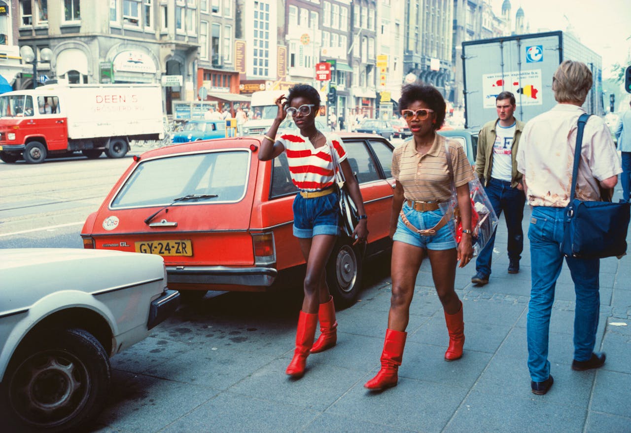 Het straatbeeld in 1983: hotpants en rode laarsjes.