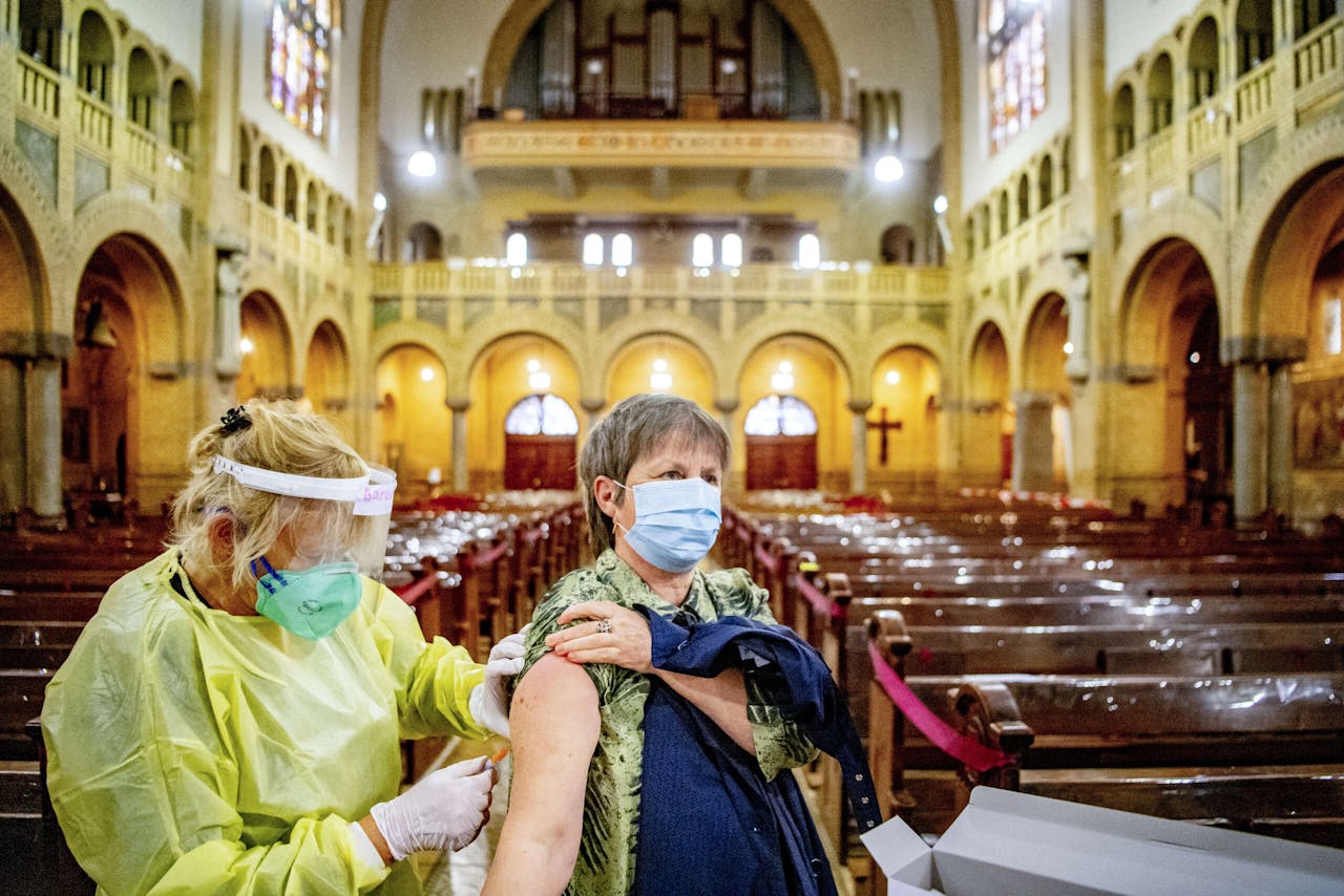 In een kerk in Rotterdam kregen mensen dit najaar de griepprik.