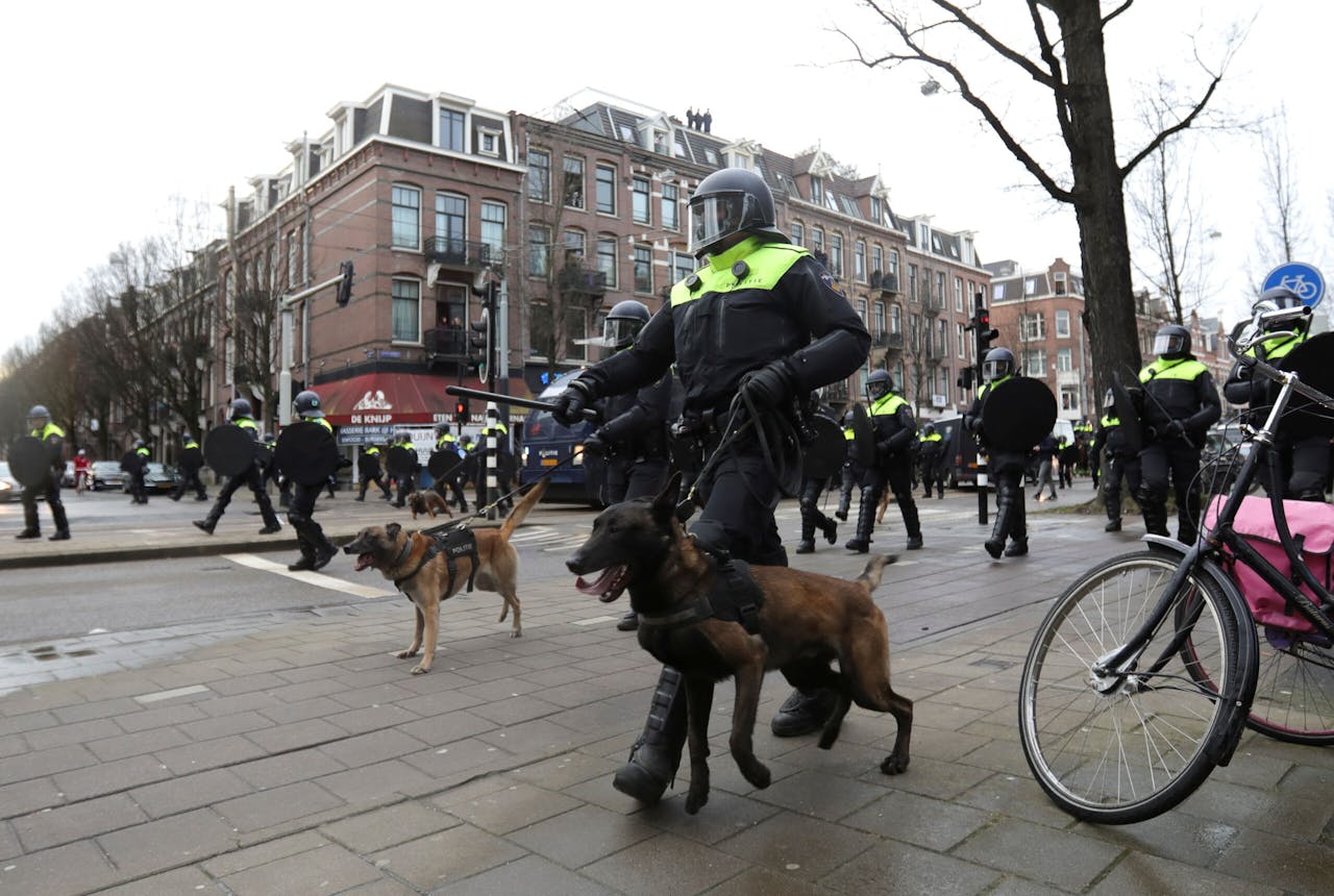 Korpschef Henk van Essen waarschuwt dat vreedzame demonstraties kunnen worden gekaapt door relschoppers.