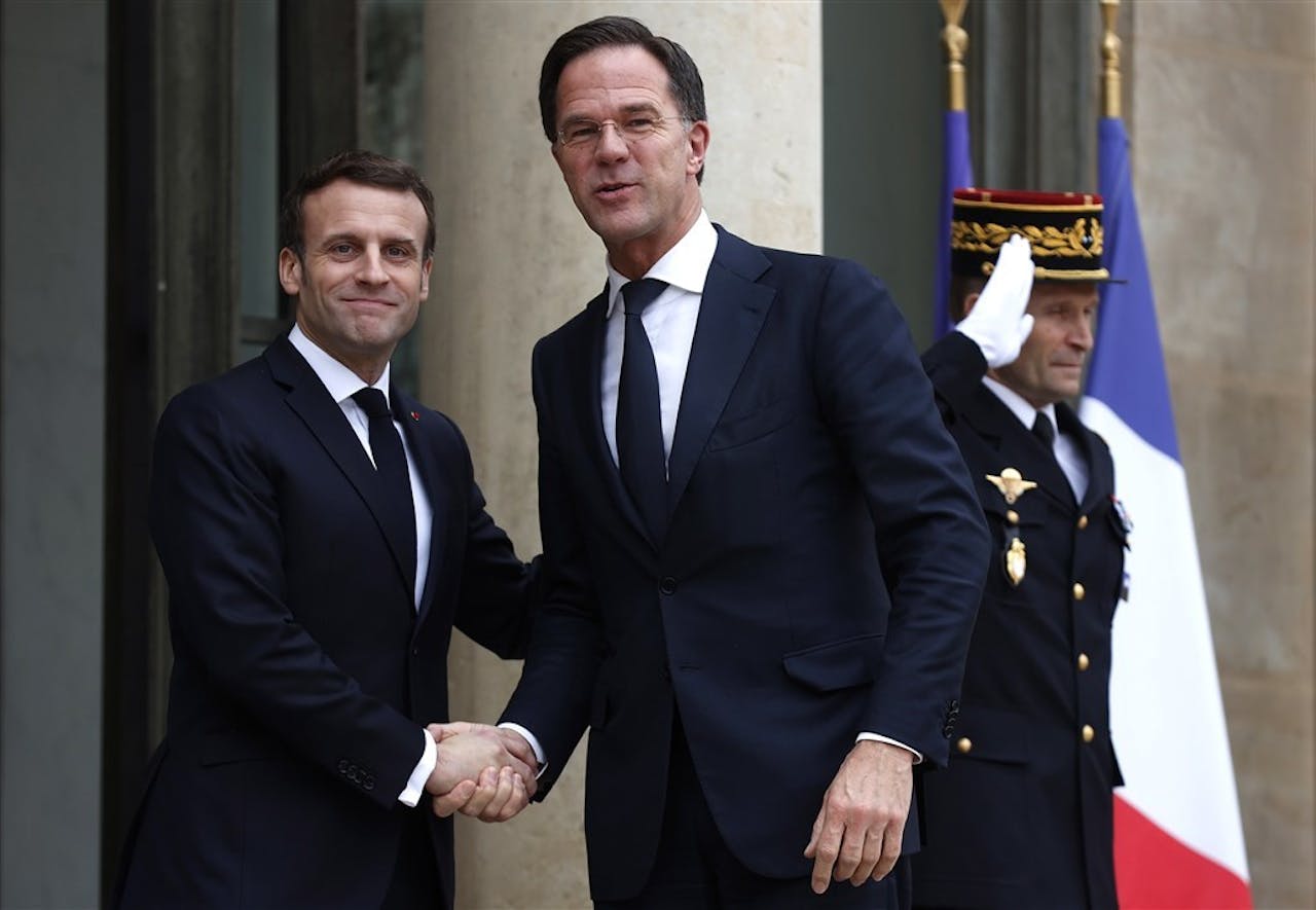 De Franse president Emmanuel Macron en premier Mark Rutte in februari in Parijs.