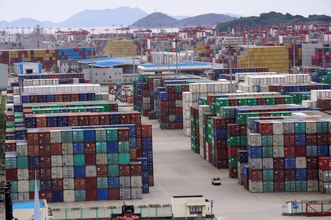 Containeroverslag in de haven van Sjanghai, China. Zowel de import als export groeiden in het derde kwartaal, vooral in september.