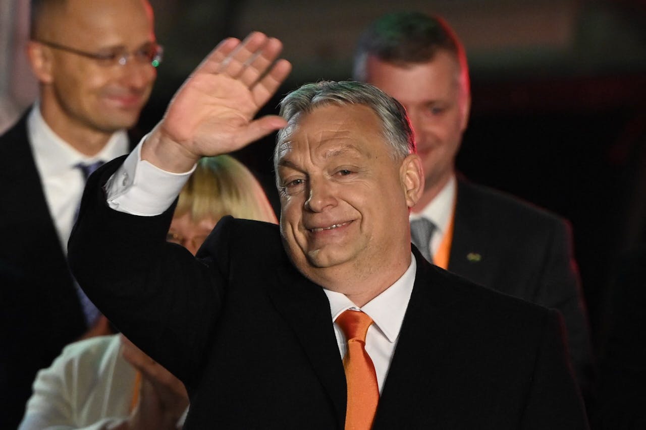 Een zegevierende Viktor Orbán, zondag in Boedapest.