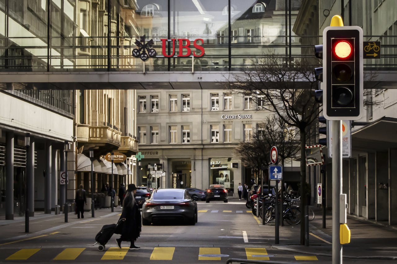 UBS neemt Credit Suisse over. Daarmee is de acute crisis in de Zwitserse banksector bezworen, maar insiders blijven zich zorgen maken.