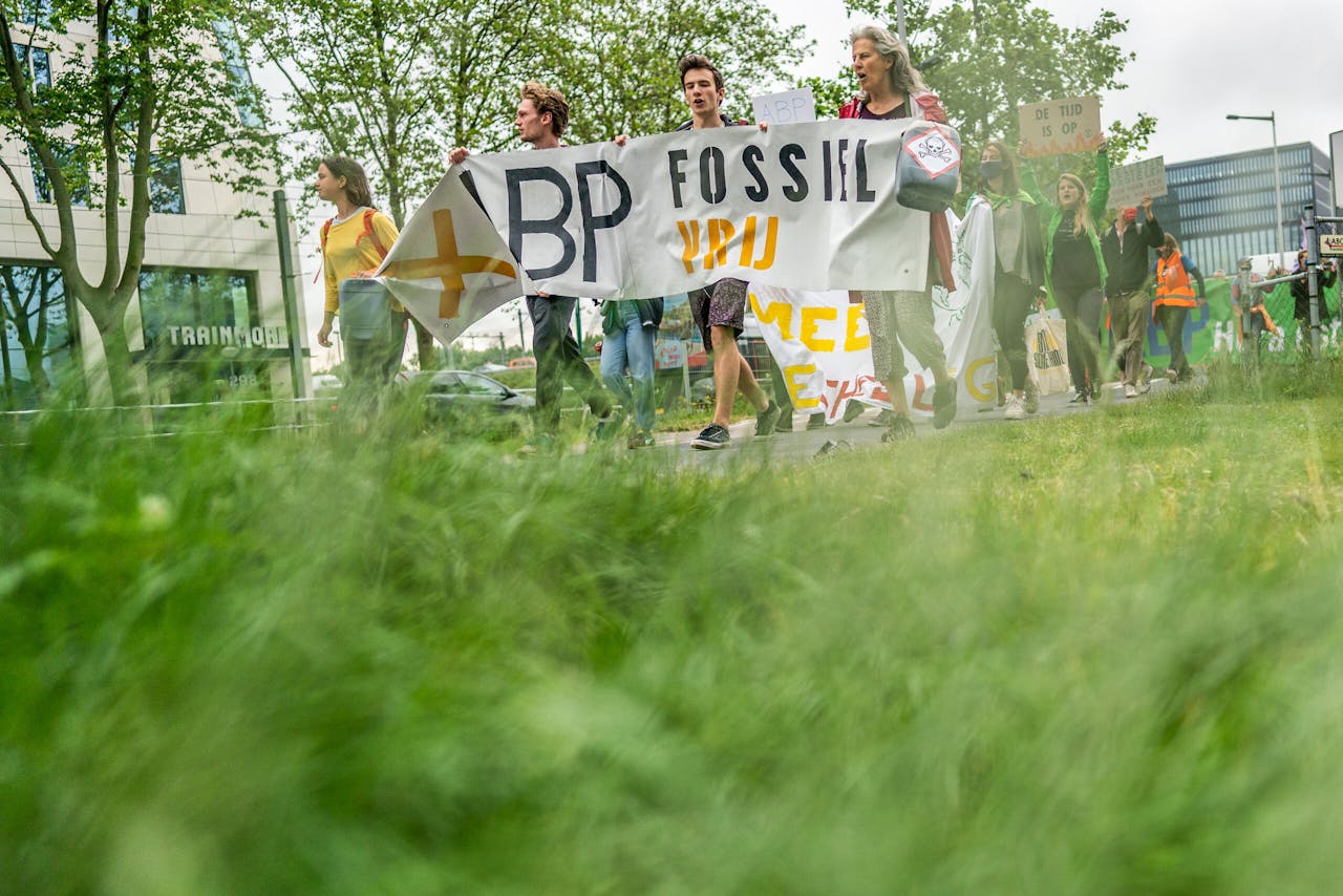 Leraren en ambtenaren aangesloten bij ABP demonstreren samen met jongeren voor een fossielvrij ABP.