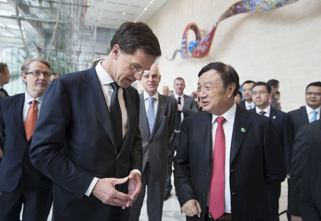 Premier Mark Rutte met Huawei-oprichter Zhengfei Ren tijdens een eerder bezoek aan het bedrijf tijdens een handelsmissie aan China.