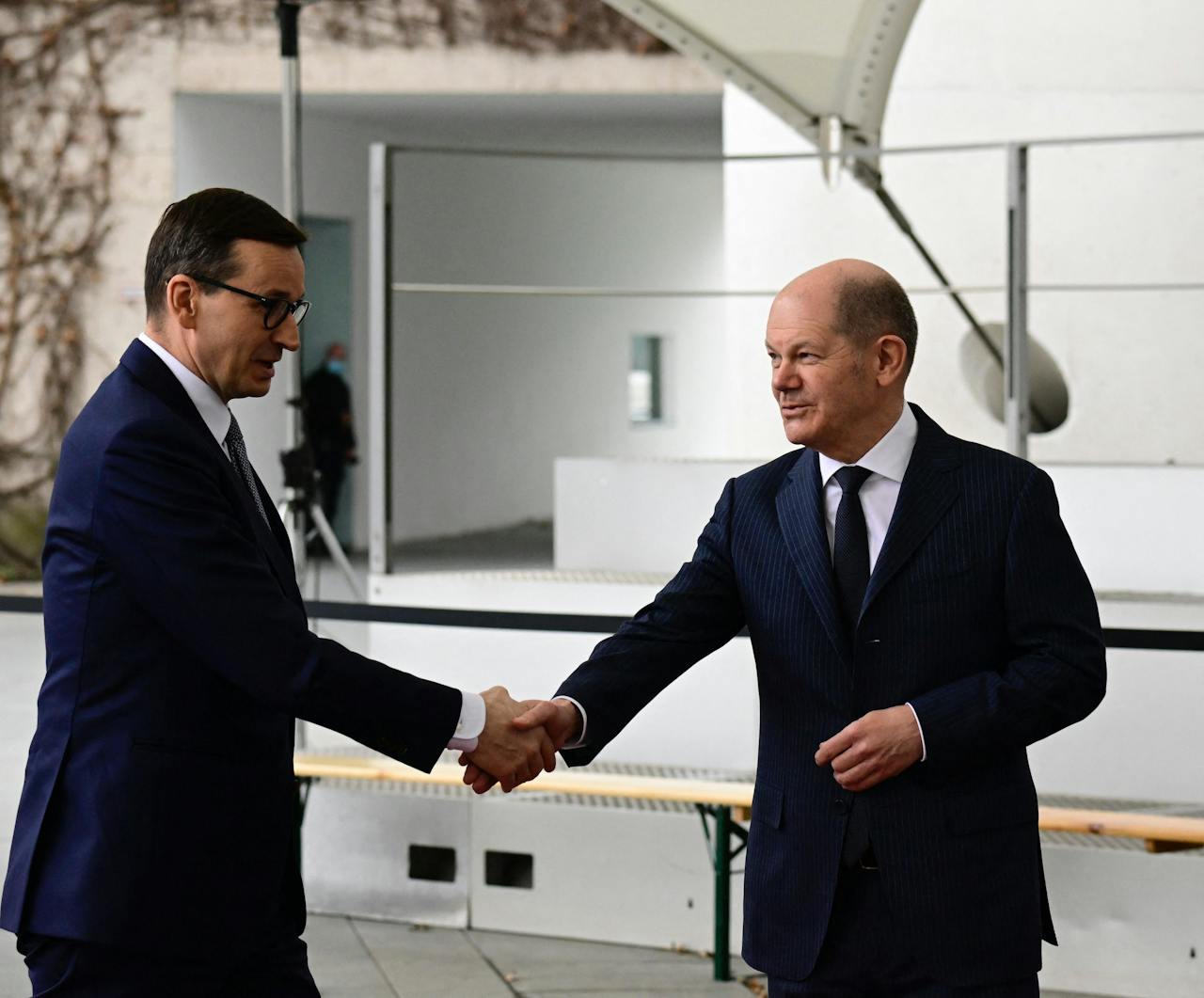 De Poolse premier Mateusz Morawiecki schudt in februari de hand van de Duitse bondskanselier Olaf Scholz. De Russische invasie in Oekraïne bracht Berlijn en Warschau even dichter bij elkaar, maar nu valt de Poolse regering weer vaak uit naar de Duitse buren.