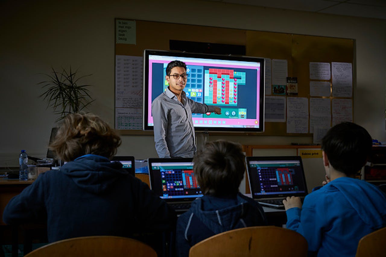 Christian Bello, oprichter van Bomberbot, leert schoolkinderen programmeren.
