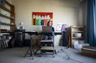 Kunstenaars worstelen met de coronastrop: 'Ik sta nu een dakgoot te schilderen'