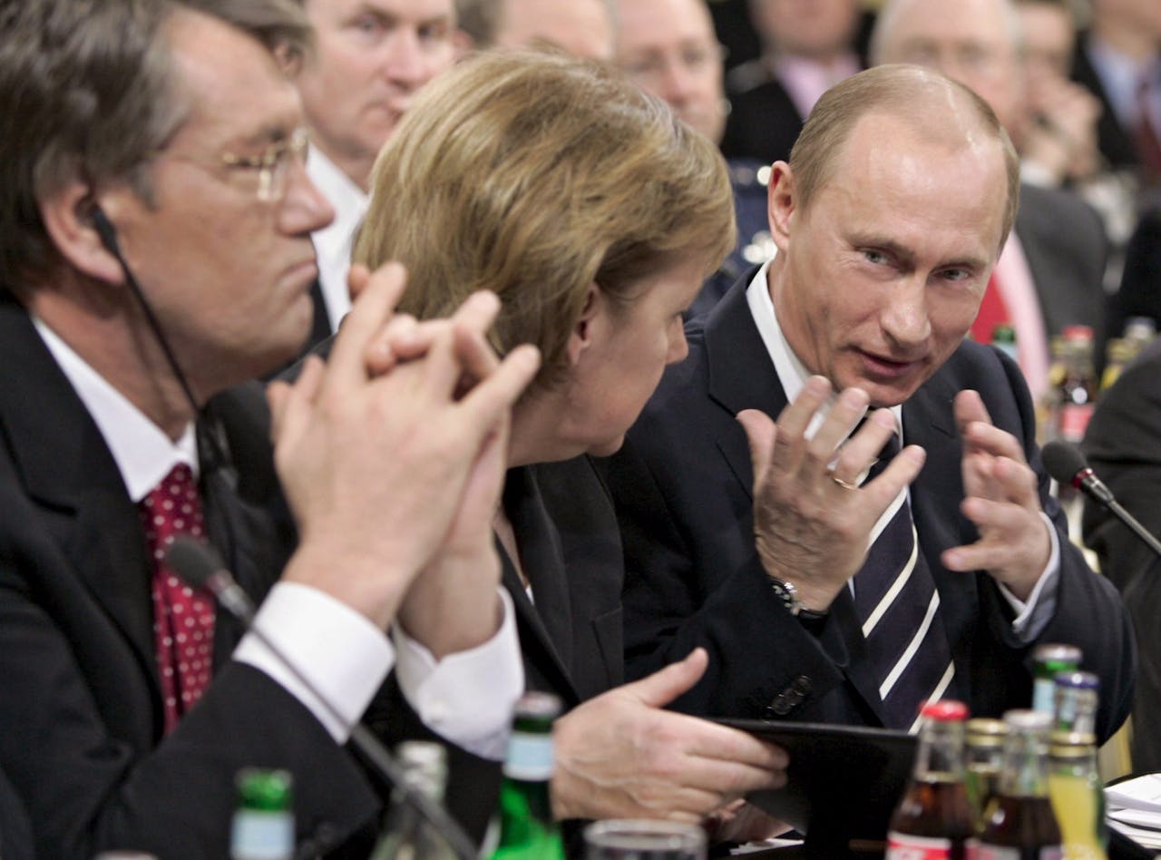 In 2007 hield Poetin een agressieve speech in München terwijl Merkel en anderen verbluft toehoorden. Na de Russische invasie in Oekraïne is de speech ‘een oorlogsverklaring aan het Westen’ genoemd.