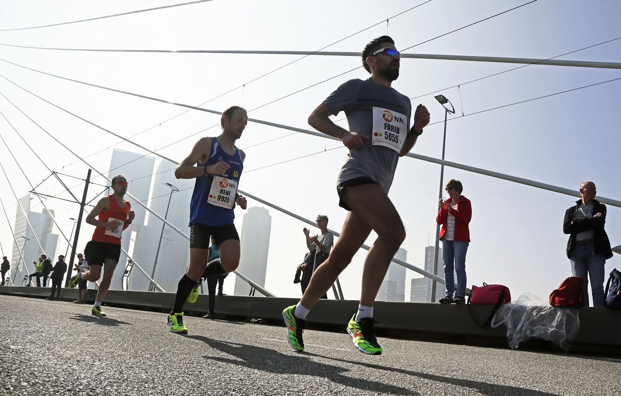 Lopers op de Erasmusbrug tijdens de Rotterdam Marathon.