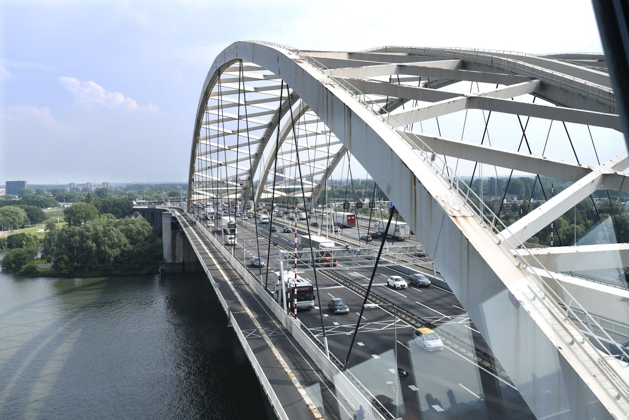 De klus omvat onder meer onderhoud aan de Van Brienenoordbrug.