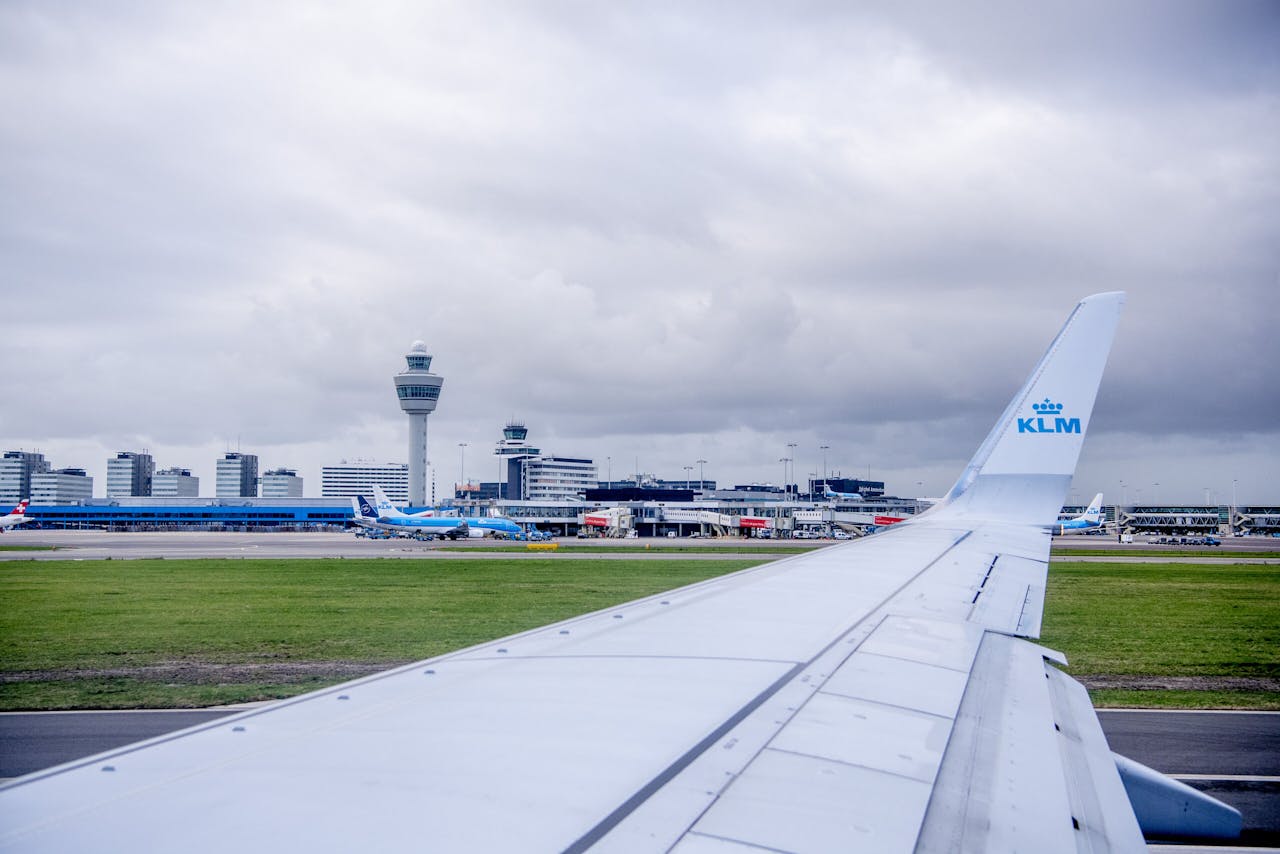 KLM en andere luchtvaartmaatschappijen tekenen verzet aan bij de toezichthouder tegen verhoging met 37% van de havengelden op Schiphol.
