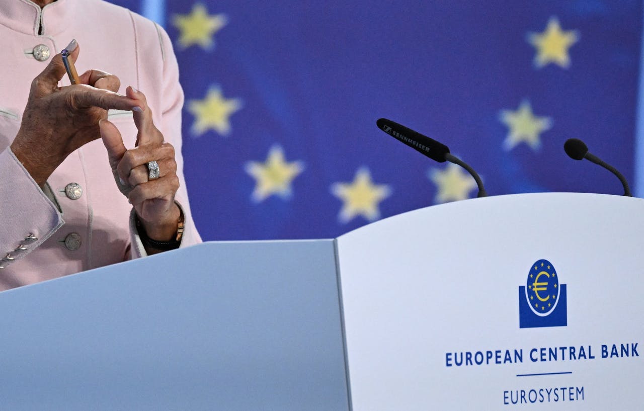 ECB-president Christine Lagarde telt op haar vingers tijdens de persconferentie van afgelopen donderdag.