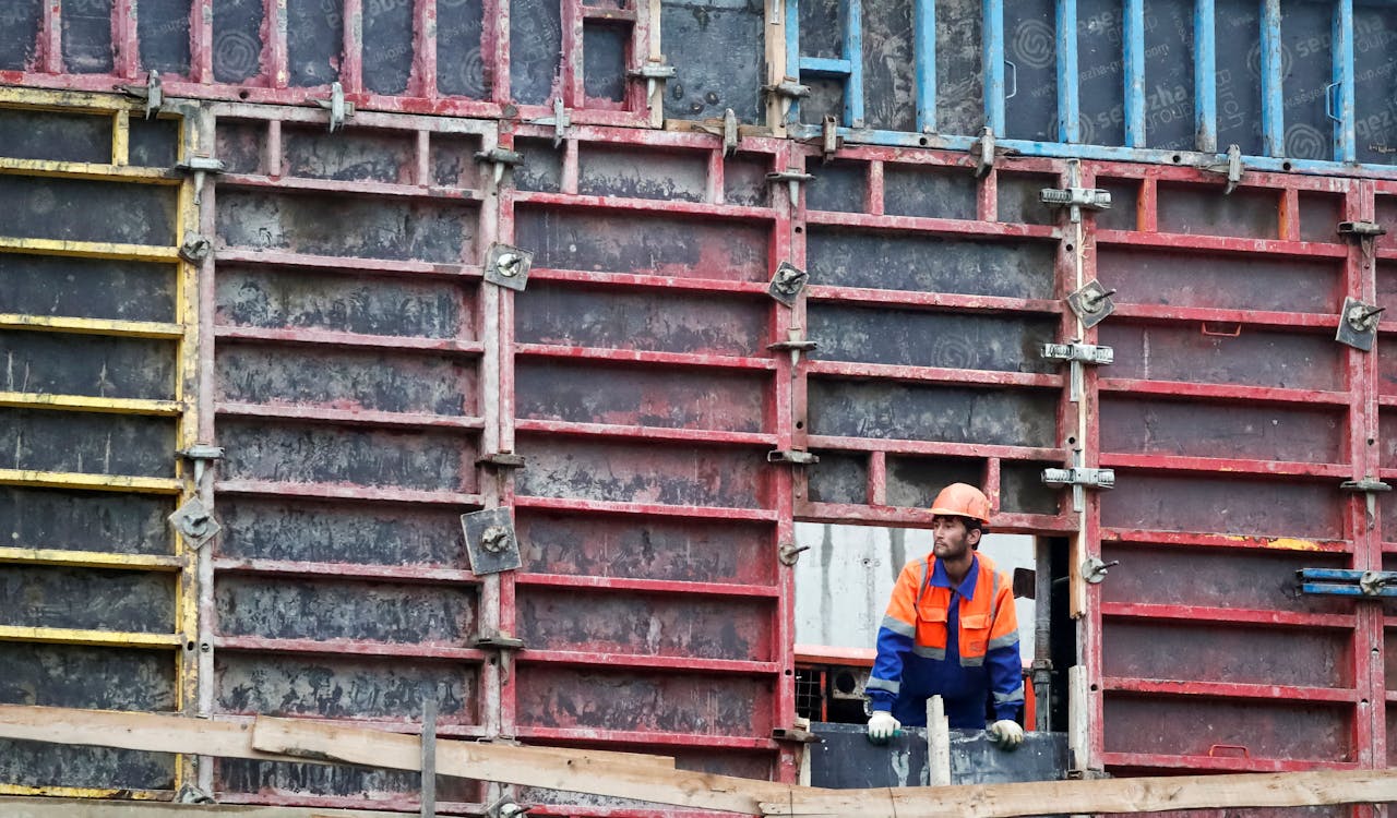 Een bouwvakker neemt een kijkje bij een bouwput in de Russische hoofdstad Moskou.