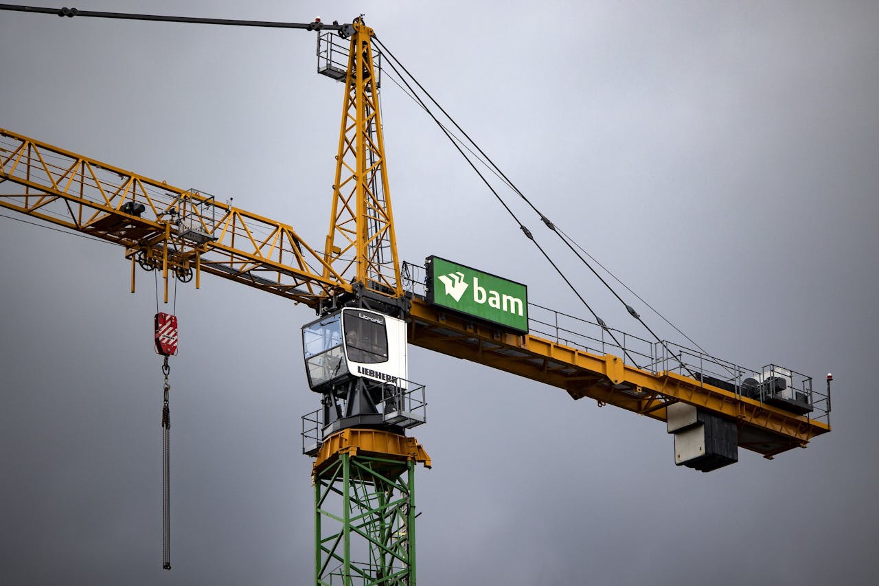 Een kraan van BAM op een bouwterrein in Amsterdam.