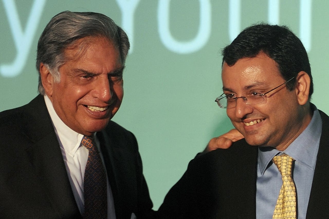 Cyrus Mistry, rechts, met voorganger Ratan Tata in 2012. De twee zouden later verwikkeld raken in een bittere machtsstrijd om het Tata-concern.