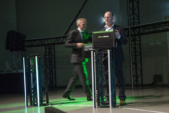 Bij de opening van het academische jaar maakt Kees Koolen (r) samen met Victor van der Chijs, voorzitter van het college van bestuur van de Universiteit Twente, bekend dat het bedrijf Lithium Werks zich gaat vestigen op de voormalig vliegbasis Twenthe, nabij de universiteit.