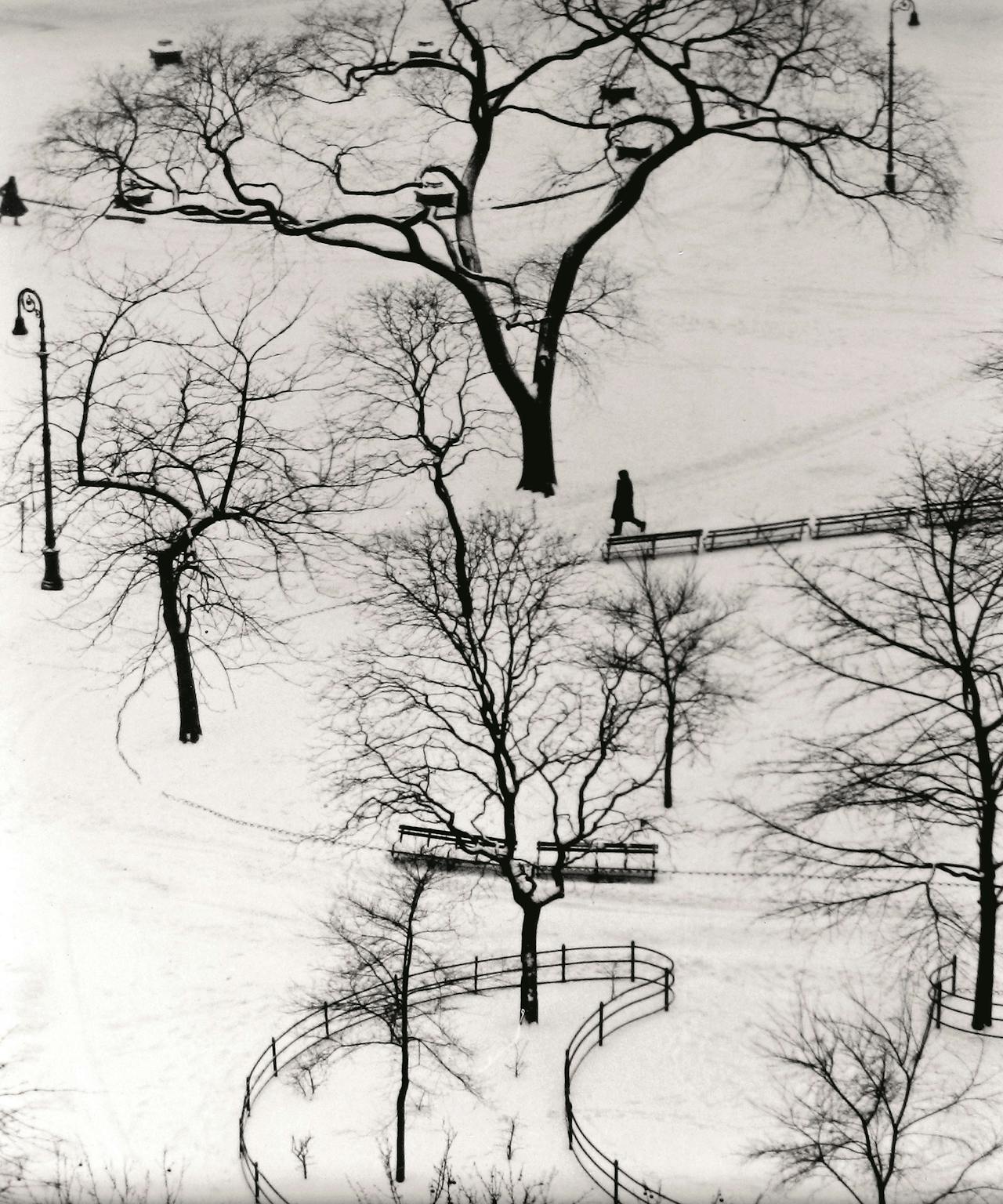 ‘Washington Square, Winter’, 1954. Kertész woonde aan het plein.