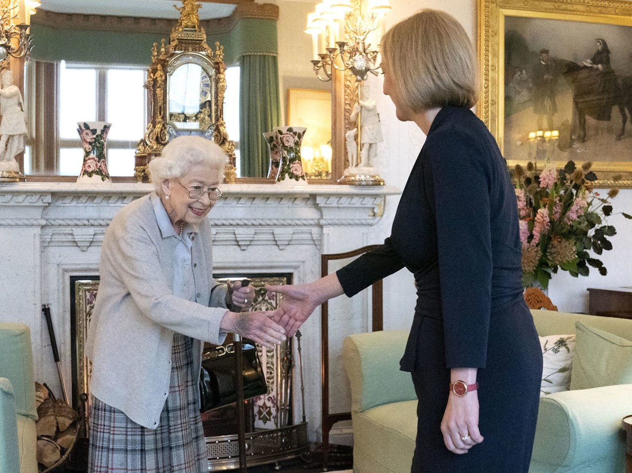 Koning Elizabeth ontvangt haar nieuwe premier Liz Truss, dinsdag op haar buitenverblijf Balmoral in Schotland.