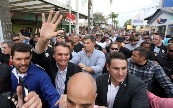 Presidentskandidaat Jair Bolsonaro - hier begroet door zijn supporters - vergeleek zijn zwarte landgenoten met koeien.