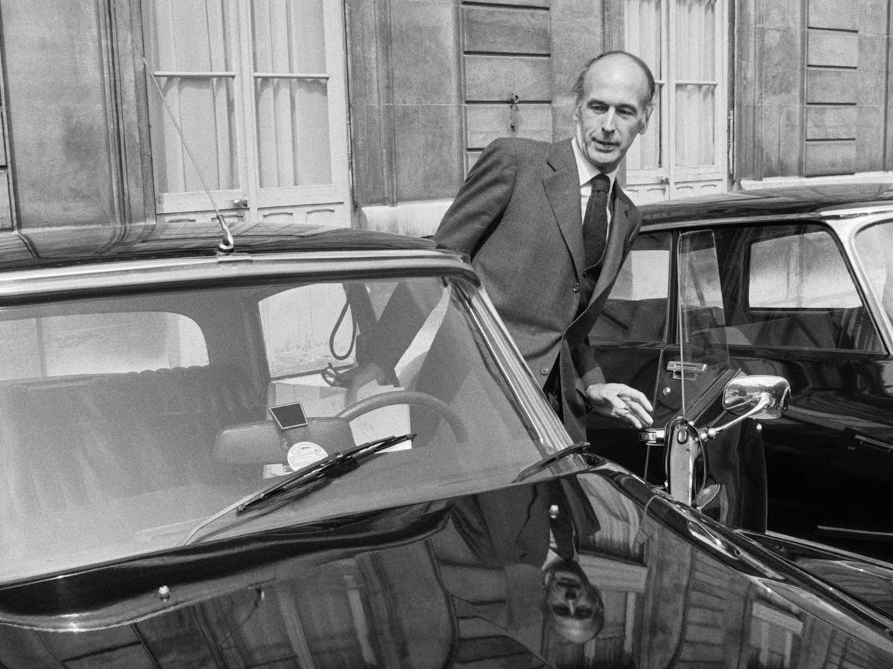 Stijl en goede smaak waren wel besteed aan Giscard. De ritjes naar het Elysée verrichte de president niet zelden zelf achter het stuur van zijn glanzend zwarte Citroën DS.
