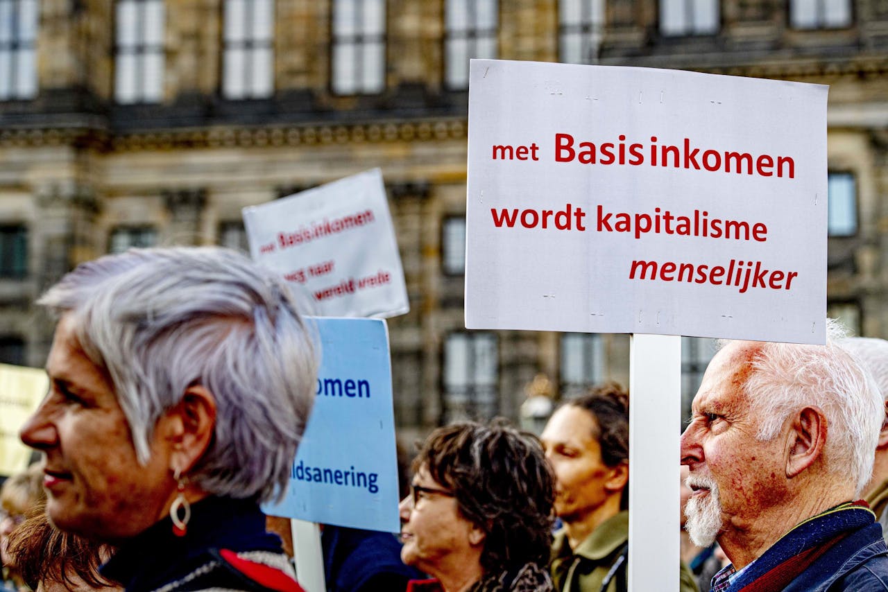 Belangstellenden tijdens de Grote Basisinkomen Demonstratie afgelopen jaar in Amsterdam. Op vier continenten werd tegelijkertijd gedemonstreerd voor het basisinkomen.
