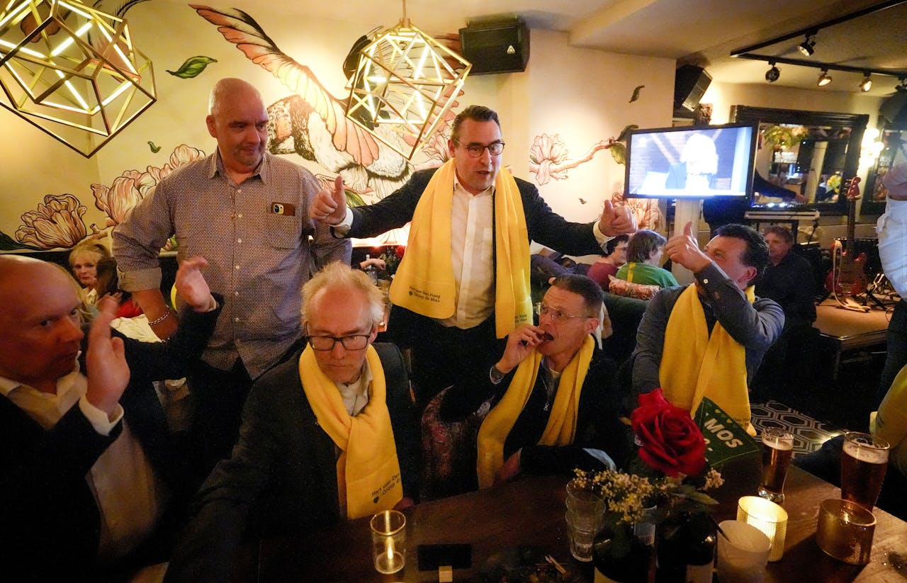 Hart voor Den Haag-lijsttrekker Richard de Mos reageert in café Luden op de uitslagen voor de gemeenteraadsverkiezingen.