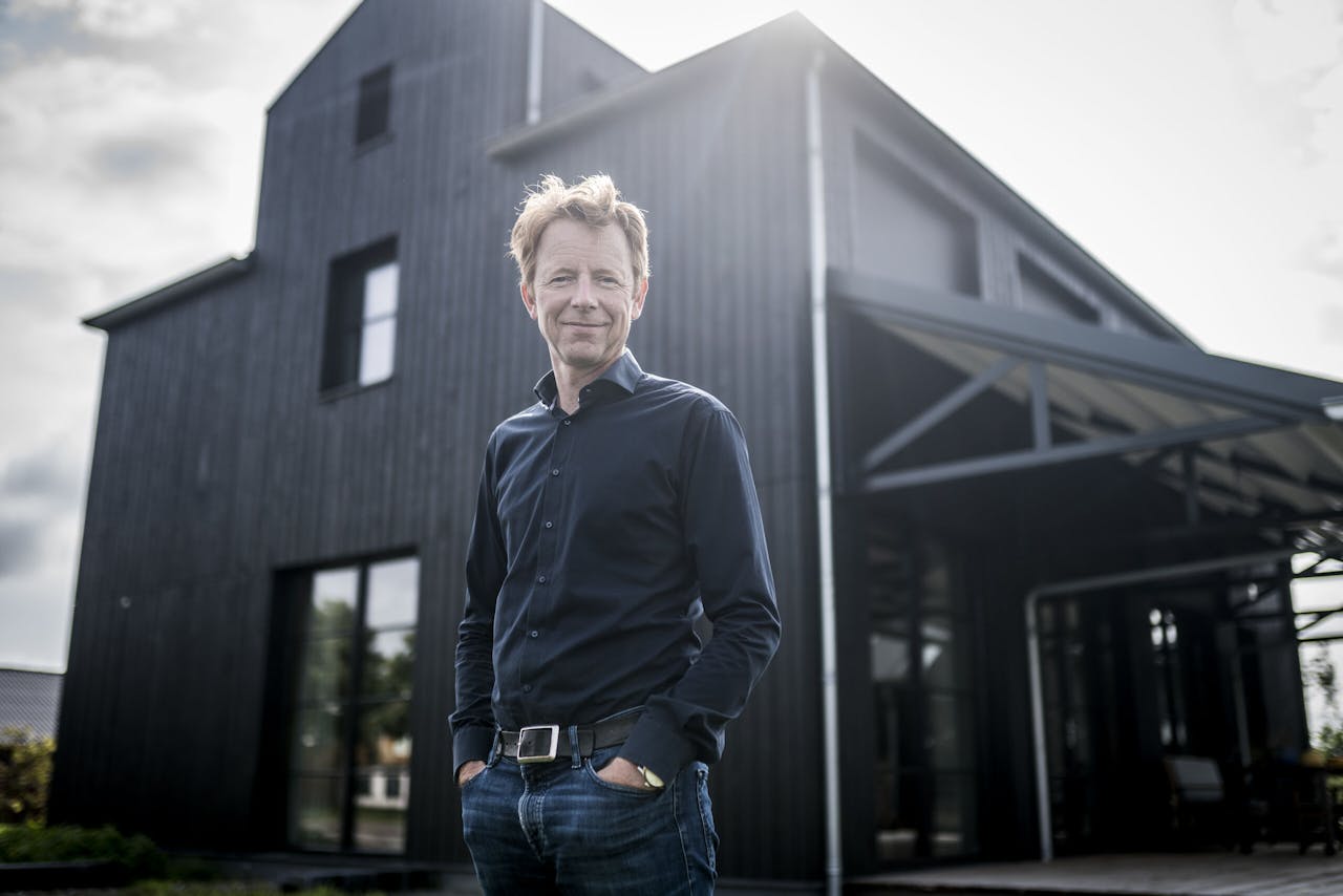 Gerrit Hiemstra voor zijn energiezuinige huis aan het Friese riviertje de Luts