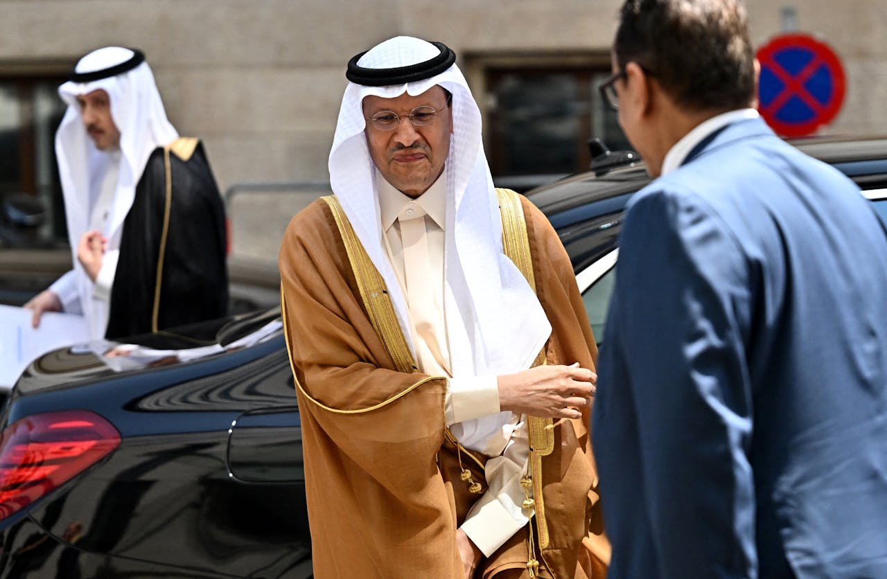 De Saoedische olieminister Abdulaziz bin Salman al-Saoed arriveert bij het gebouw van de Opec in Wenen. Saoedi-Arabië verraste de markt met een extra productieverlaging, maar het is nog maar de vraag hoelang het land de oliekranen zal dichthouden.