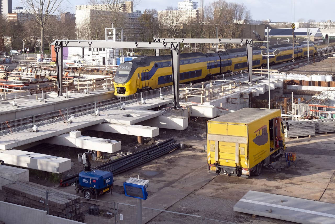 ProRail steekt de komende vijf jaar in totaal ruim €10 mrd in onderhoud en aanleg van spoor, wissels, bruggen en stations.