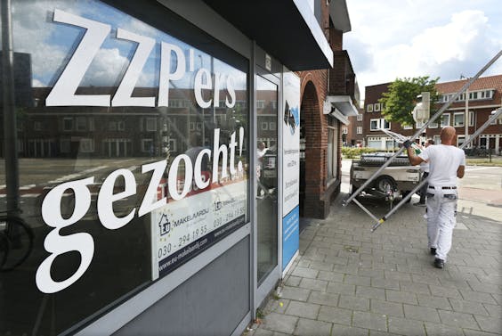 Gesloten bemiddelingsbureau voor ZZP’ers gesloten. Rabobank Economen bepleiten dat meer werknemers een vast contract krijgen en zo meeprofiteren van een grotere koopkracht.