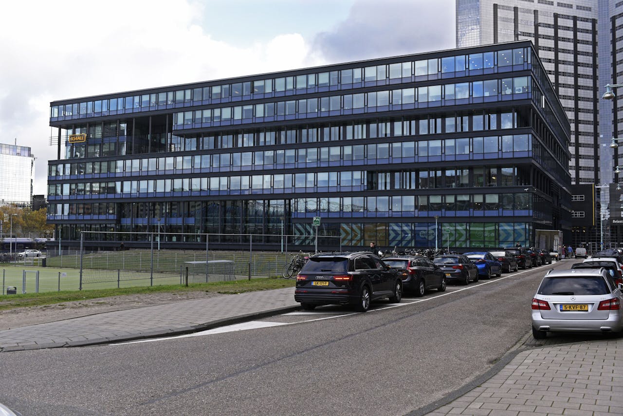 NSI bezit en verhuurt tientallen kantoorgebouwen in grote steden, zoals het Glass House bij Amsterdam Sloterdijk.