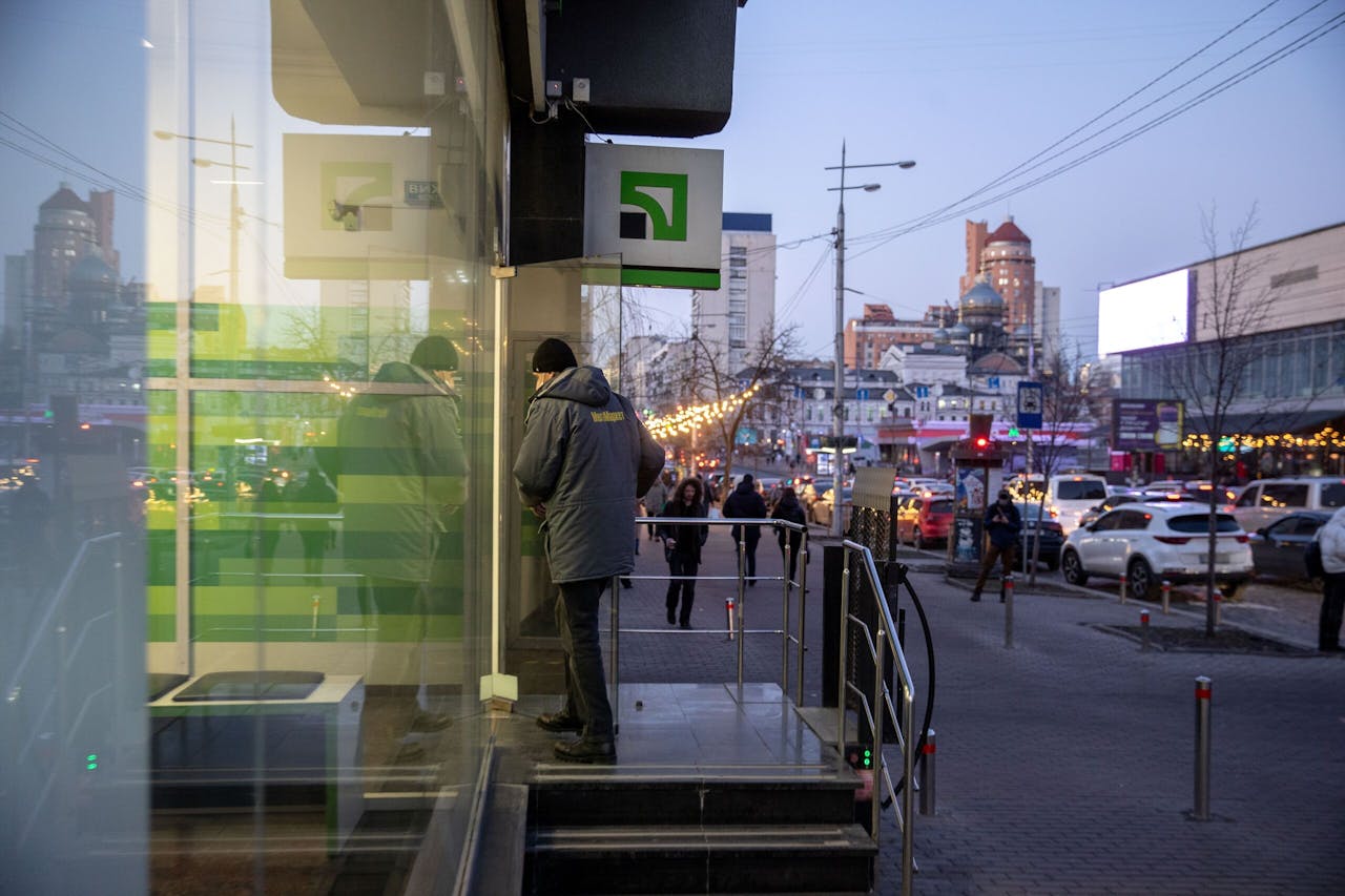 De hack van begin deze week verstoorde de dienstverlening van de Privatbank, de grootste bank van het land. Dit is de Privatbank in Kiev.