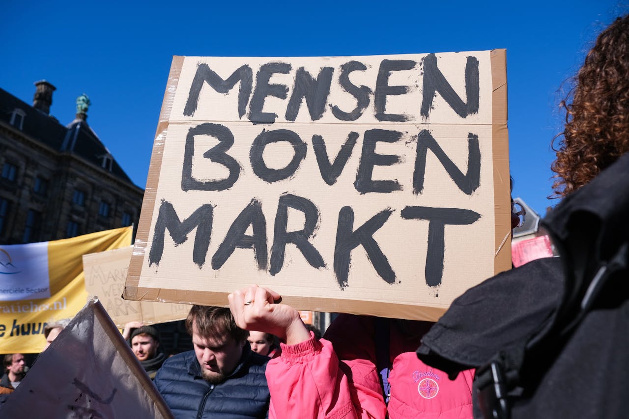 Marktwerking lijkt minder populair, ook onlangs bij het woonprotest in Amsterdam.